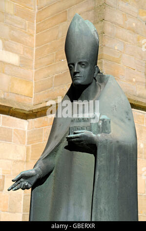 Statue des Bischofs St. Altfrid, Essener Münster, Essen, North Rhine-Westphalia, Deutschland / Essener Münster Stockfoto