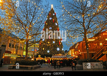 Weihnachtsbaum und Weihnachtsmarkt am Abend, Dortmund, Nordrhein-Westfalen, Deutschland Stockfoto