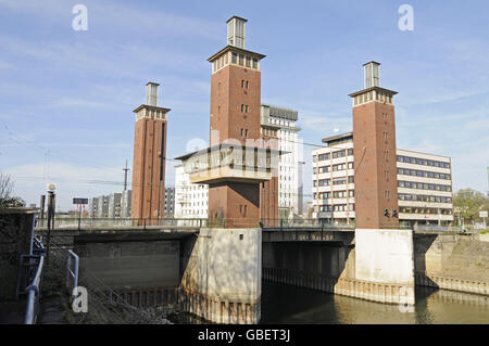 Schwanentorbrucke Brücke, Innenhafen, Duisburg, Nordrhein-Westfalen, Deutschland / Schwanentorbrücke Stockfoto