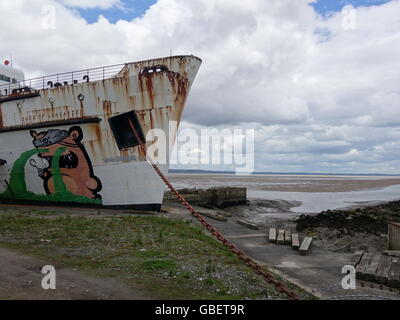 Ein altes Schiff, die Links zu den Elementen in Graffiti bedeckt Stockfoto