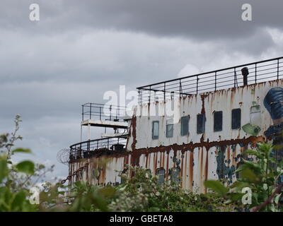 Ein altes Schiff, die Links zu den Elementen in Graffiti bedeckt Stockfoto