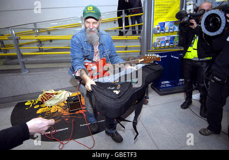 Der für den Brit Award nominierte Seasick Steve Busks befindet sich vor der heutigen Zeremonie in der U-Bahn-Station Earls Court. Stockfoto