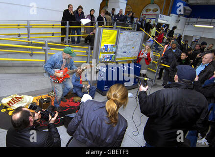 Der für den Brit Award nominierte Seasick Steve Busks befindet sich vor der heutigen Zeremonie in der U-Bahn-Station Earls Court. Stockfoto