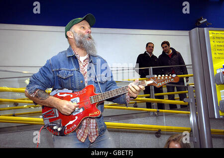 Der für den Brit Award nominierte Seasick Steve Busks befindet sich vor der heutigen Zeremonie in der U-Bahn-Station Earls Court. Stockfoto