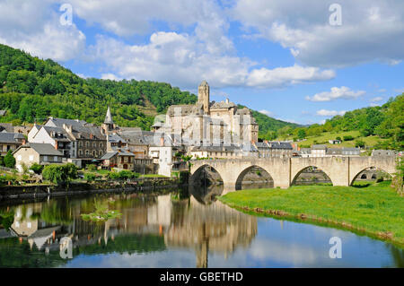 Pont Sur le Lot, Brücke über Fluss Lot, Estaing, Departement Aveyron, Midi-Pyrenäen, Frankreich Stockfoto