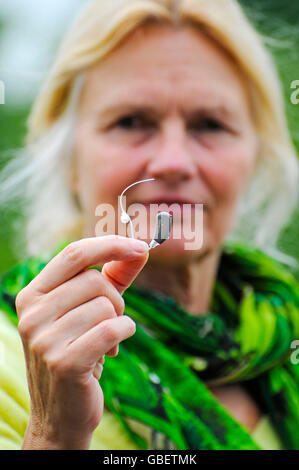 Moderne kleine Hörgerät, Frau, 55-60 Jahre, Schwerhörigkeit, Deutschland / Deaf-aid, Hörgerät, schwerhörig Stockfoto