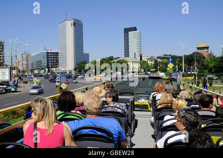 Sightseeing-Bus, Stadtrundfahrt, Piata Victoriei, Bukarest, Rumänien Stockfoto