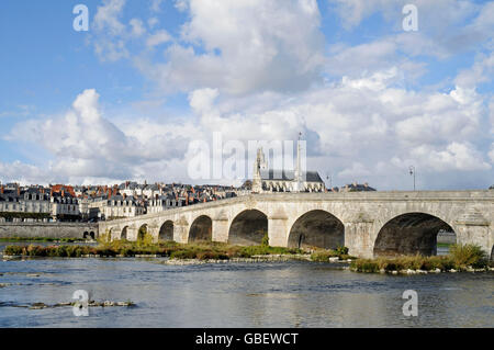Loire-Brücke, Pont Jacques Gabriel Loire River, Blick auf Saint-Louis Kathedrale, Blois, Yonne, Loir-et-Cher, Centre, Frankreich Stockfoto
