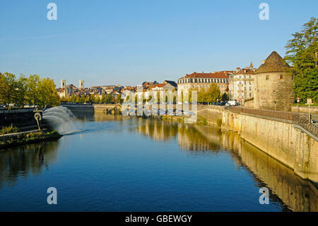 Tour De La Pelote, Stadtturm, Riverside, Quai de Strasbourg, Fluss Doubs, Besancon, Departement Doubs, Franche, Frankreich Stockfoto