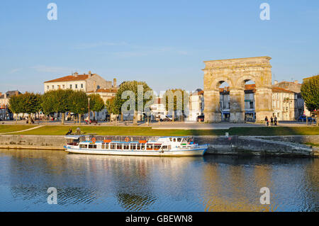 Ausflug Boot, Arc de Germanicus, Stadttor, Charente Fluß, Saintes, Departement Charente-Maritime, Poitou-Charentes, Frankreich Stockfoto