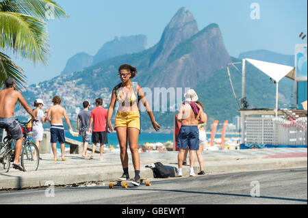 RIO DE JANEIRO - 28. Februar 2016: Junge Carioca Brasilianerin Schlittschuhe auf dem Strand Radweg in Ipanema Strand. Stockfoto