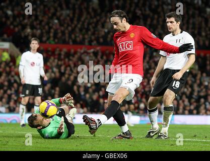 Fußball - Barclays Premier League - Manchester United gegen Fulham - Old Trafford. Dimitar Berbatov von Manchester United erzielt seinen Beiden das zweite Tor Stockfoto