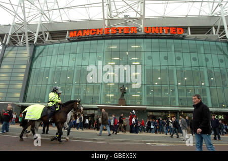 Fußball - FA Barclaycard Premiership - Manchester United / Charlton Athletic. Polizeistreife auf dem Old Trafford Ground von Manchester United Stockfoto