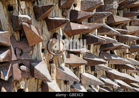 Eingangstür mit eisernen Zapfen für Verteidigung, Castillo, Burg, Ignacio Zuloaga Museum, Pedraza De La Sierra, Segovia Provinz, Region Kastilien-León, Spanien Stockfoto