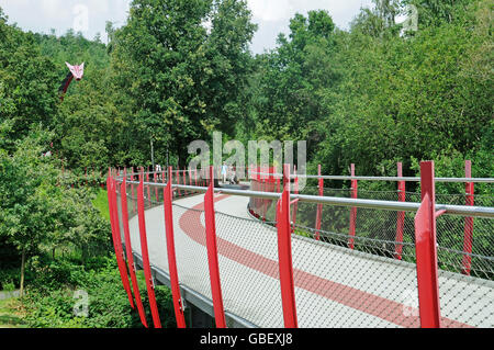 Die Drachenbrücke, Halde Hoheward Mine Heap Landschaft Park, Herten, Ruhr Area, North Rhine-Westphalia, Germany / Drachenbrücke Stockfoto