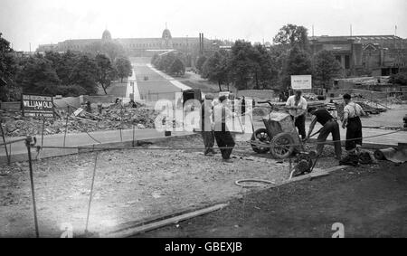 Olympische Spiele - London 1948 - Vorbereitungen. Arbeiter, die für die bevorstehenden Olympischen Spiele eine Straße zum Wembley-Stadion bauen. Stockfoto