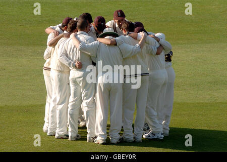 Surrey CCC-Spieler diskutieren Taktiken während des Spiels mit Sussex CCC Stockfoto