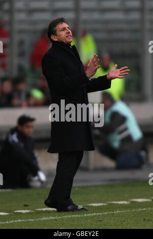 Fußball - Französische Premiere Division - Lyon / Le Havre AC - Städtische De Gerland. Claude Puel, Manager von Olympique Lyonnais Stockfoto