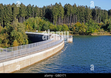 Brucher Talsperre Stausee, Marienheide, Bergisches Land, Nordrhein Westfalen, Deutschland / Brucher sehen, Stützmauer, dam Stockfoto