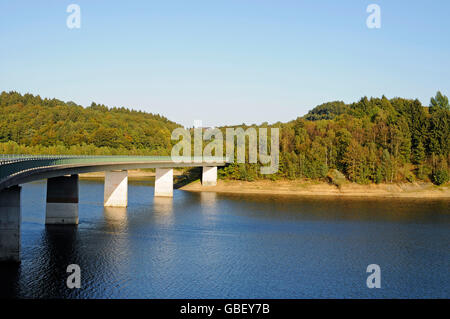 Wuppertalsperre Reservoir, Wupper Stausee, Krahwinkler Bruecke, Remscheid, Bergisches Land, Nordrhein Westfalen, Deutschland / Krähwinkler Brücke Stockfoto