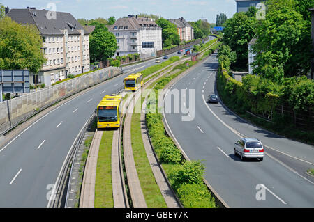 Autobahn A40, B1, Ruhr schnell Weg, Busspuren auf Mittelstreifen, Essen, Nordrhein-Westfalen, Deutschland Stockfoto