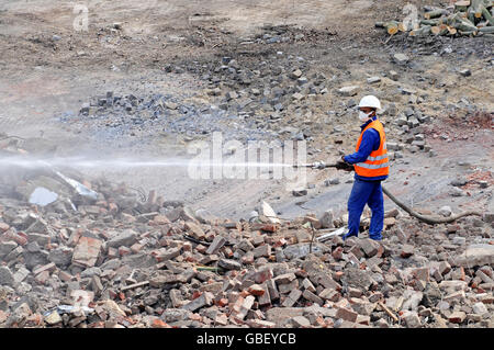 Bau Arbeiter, Wasserschlauch, Abriss eines Hauses, Baustellen, Bauschutt, Dortmund, Nordrhein-Westfalen, Deutschland Stockfoto