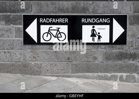 Radfahrer, Fußgänger, Mutter und Kind, Wegweiser, Köln, Koeln, Rheinland, Nordrhein-Westfalen, Deutschland / Köln Stockfoto