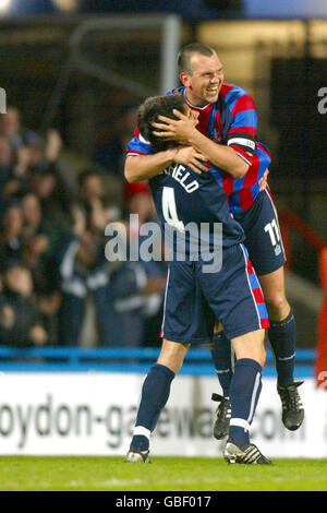 Fußball - Nationwide League Division One - Crystal Palace gegen Sunderland. Neil Shipperley (r) von Crystal Palace feiert mit Danny Butterfield das 2. Tor gegen Sunderland Stockfoto