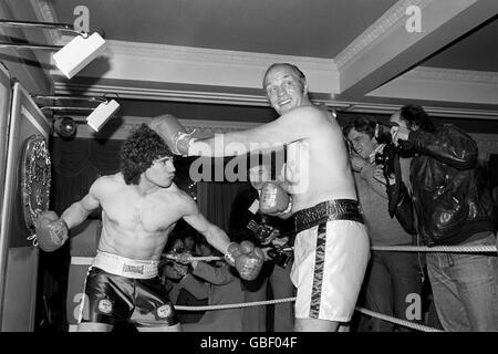 Werbung - Kevin Keegan und Henry Cooper - Brut 33 Aftershave. Kevin Keegan, links, und Henry Cooper, rechts, täuschen sich in einem Mini-Boxring herum, um Brut 33 Aftershave zu fördern Stockfoto