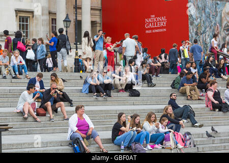 Touristen vor der National Gallery, Trafalgar Square, London UK im Juli Stockfoto