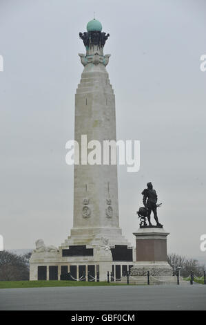 Plymouth Hoe. Das Kriegsdenkmal mit Kenetaph-Blick und Statue von Sir Francis Drake in Plymouth Hoe Stockfoto