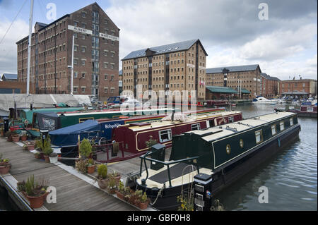 HINWEIS - POLARISATIONSFILTER UND GRADUIERTER NEUTRALDICHTEFILTER, DER WÄHREND DER ERFASSUNG VERWENDET UND ENTSPRECHEND EINER allgemeinen Ansicht der Gloucester City Docks VERARBEITET wurde. Stockfoto