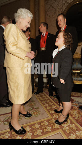 Die britische Königin Elizabeth II. Mit der doppelten Goldmedaillengewinnerin Eleanor Simmonds, bei einem Empfang für das Paralympische Team von Peking 2008 Großbritannien im Buckingham Palace, heute Abend. Stockfoto