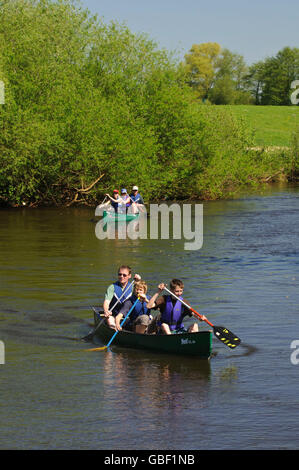 Kanufahren auf dem Fluss Hunte, Oldenburger Land, Niedersachsen, Deutschland Stockfoto