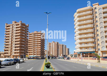 Hochhäuser, Straße, La Manga, Mar Menor, Murcia, Spanien, Europa Stockfoto