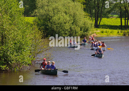 Kanufahren auf dem Fluss Hunte, Oldenburger Land, Niedersachsen, Deutschland Stockfoto