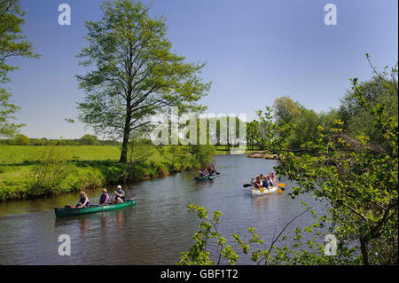 Kanufahren auf dem Fluss Hunte, Oldenburger Land, Niedersachsen, Deutschland Stockfoto