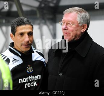 Newcastle United Assistant Manager Chris Hughton (links) und Manchester United manager Alex Ferguson (rechts) vor dem Start Stockfoto