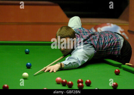 Snooker - Embassy World Championship 2004. Stephen Hendry im Einsatz während seines Spiels gegen Ian McCulloch Stockfoto