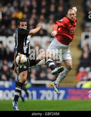 Parken. Wayne Rooney von Manchester United (rechts) in Aktion während des Spiels der Barclays Premier League im St James' Park, Newcastle. Stockfoto