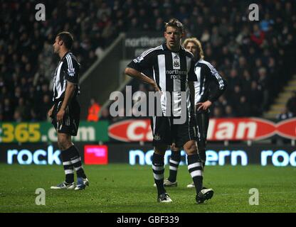 Steven Taylor (links) und Alan Smith (Mitte) von Newcastle United stehen dejected, nachdem Dimitar Berbatov von Manchester United seinen Beiden das zweite Tor des Spiels erzielt hat Stockfoto