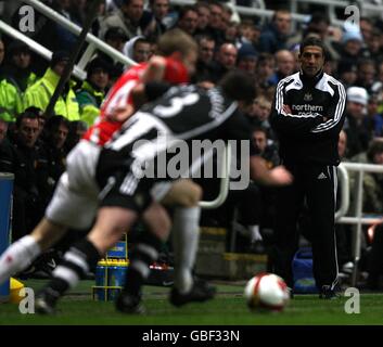 Fußball - Barclays Premier League - Newcastle United / Manchester United - St James' Park. Chris Hughton (rechts), Assistant Manager von Newcastle United, beobachtet die Action von der Touchline aus Stockfoto