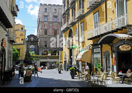 Strassencafé, Via Chiaia, Einkaufsstraße, Palazzo Cellamare hinten, Palast, Neapel, Kampanien, Italien Stockfoto