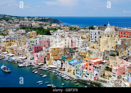 Marina di Corricella, Hafen, Santa Maria Delle Grazie, Kirche, Insel Procida, Golf von Neapel, Kampanien, Italien Stockfoto