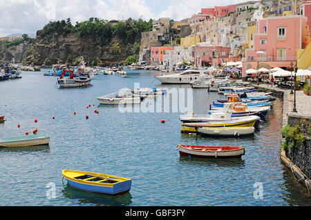 Marina di Corricella, Hafen, Insel Procida, Golf von Neapel, Kampanien, Italien Stockfoto