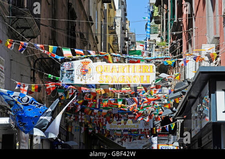 bunte Fahnen, schmal, Quartieri Spagnoli, spanische Gängeviertel, Neapel, Kampanien, Italien Stockfoto