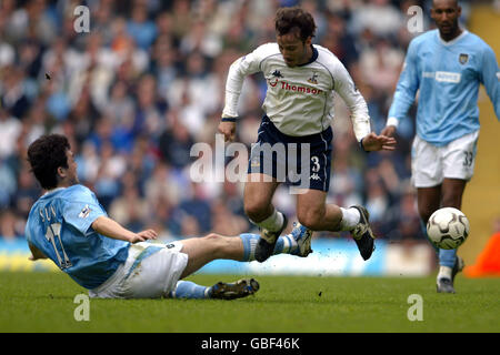 Fußball - FA Barclaycard Premiership - Tottenham Hotspur gegen Manchester City. Sun Jihai von Manchester City fouls Mauricio Taricco von Tottenham Hotspur Stockfoto