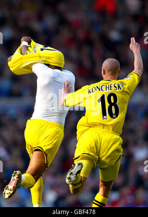 Charlton Athletic Shaun Bartlett feiert Scoring das Siegtor mit Paul Konchesky (r) Stockfoto