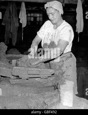 Ziegelmacher Lizzie Pool von Brierley Hill, Mitarbeiter. Seit dreißig Jahren formt sie Ziegelsteine von Hand, jeden Tag stellt sie sechshundert 14 Pfund her. Stockfoto
