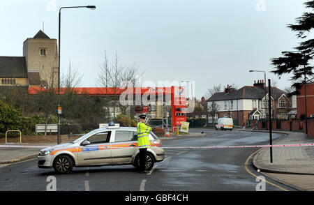 Polizeiaktivität in der High Weald Service Station auf der Wealdstone High Street im Norden Londons nach einem tödlichen Messer gestern Abend. Stockfoto